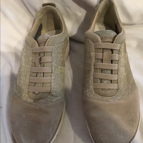 Golden sneakers - Picture 3 of 3